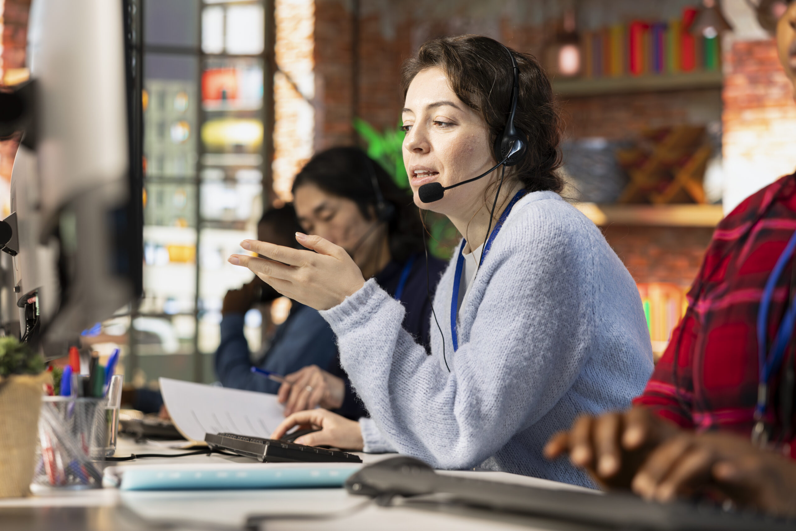 Operador de call center, atendendo um cliente